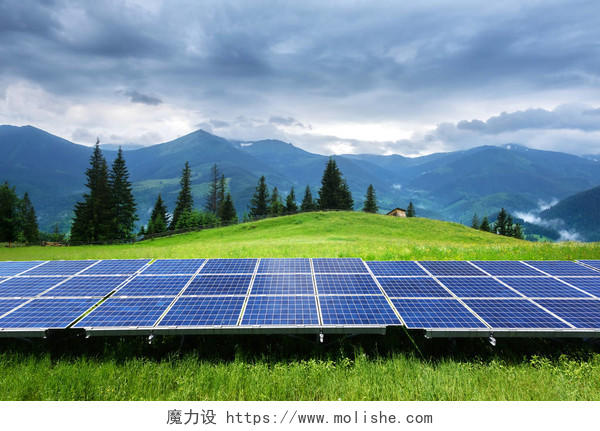 蓝天背景上的太阳能电池板